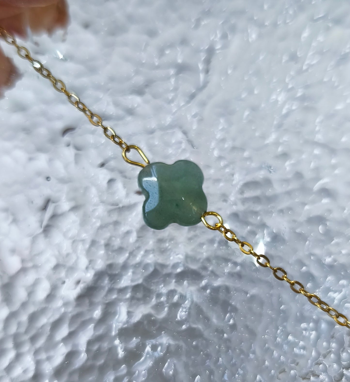 Pulsera Trébol de la Suerte en Acero con Baño de Oro 18k y Piedra de Resina