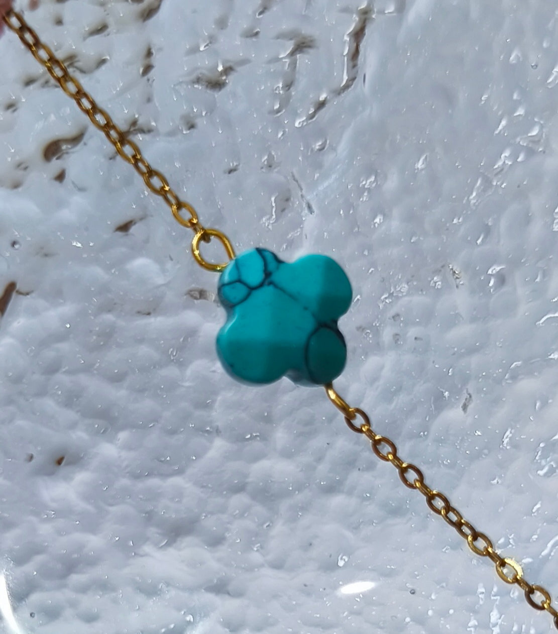 Pulsera Trébol de la Suerte en Acero con Baño de Oro 18k y Piedra de Resina