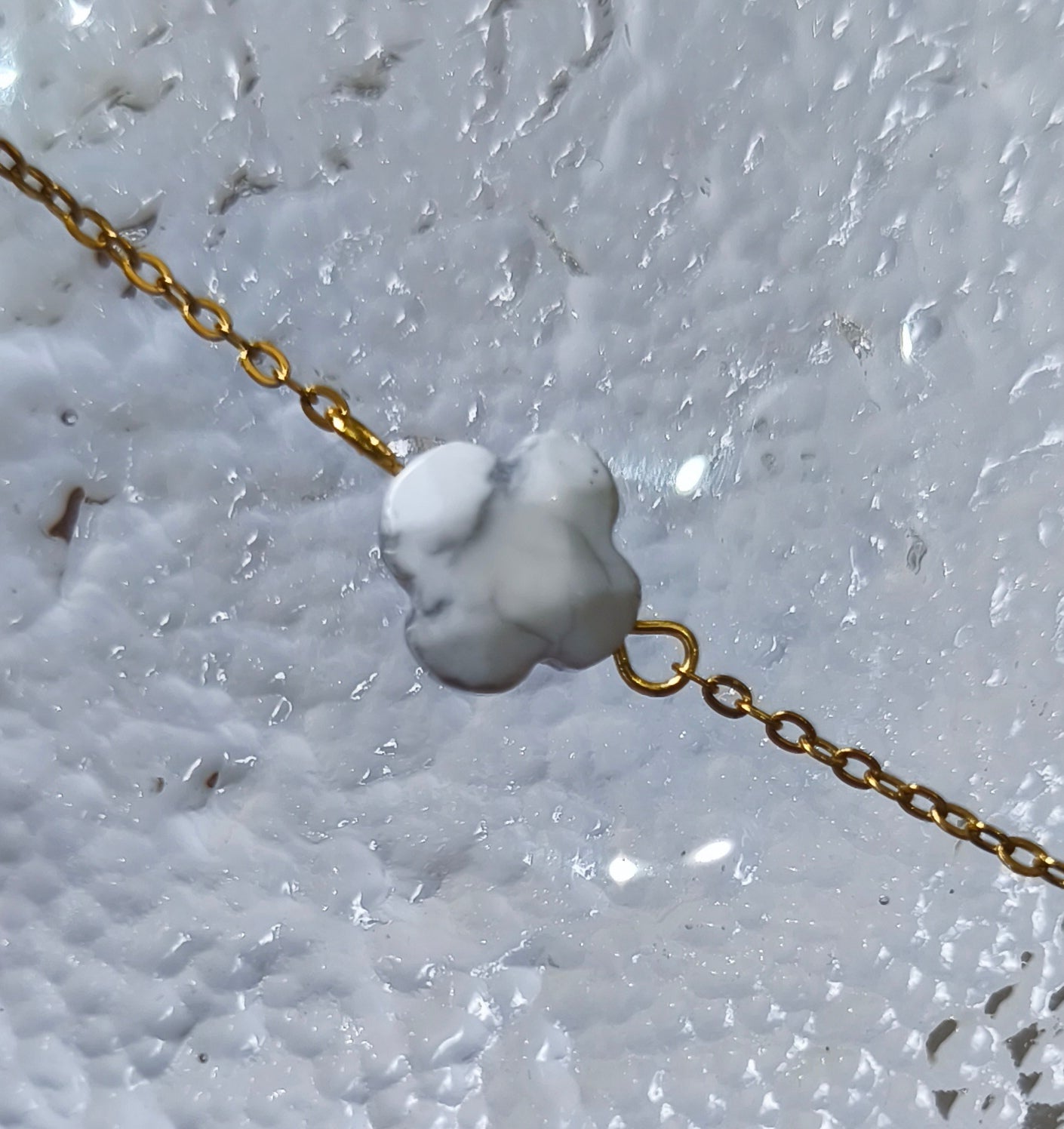 Pulsera Trébol de la Suerte en Acero con Baño de Oro 18k y Piedra de Resina