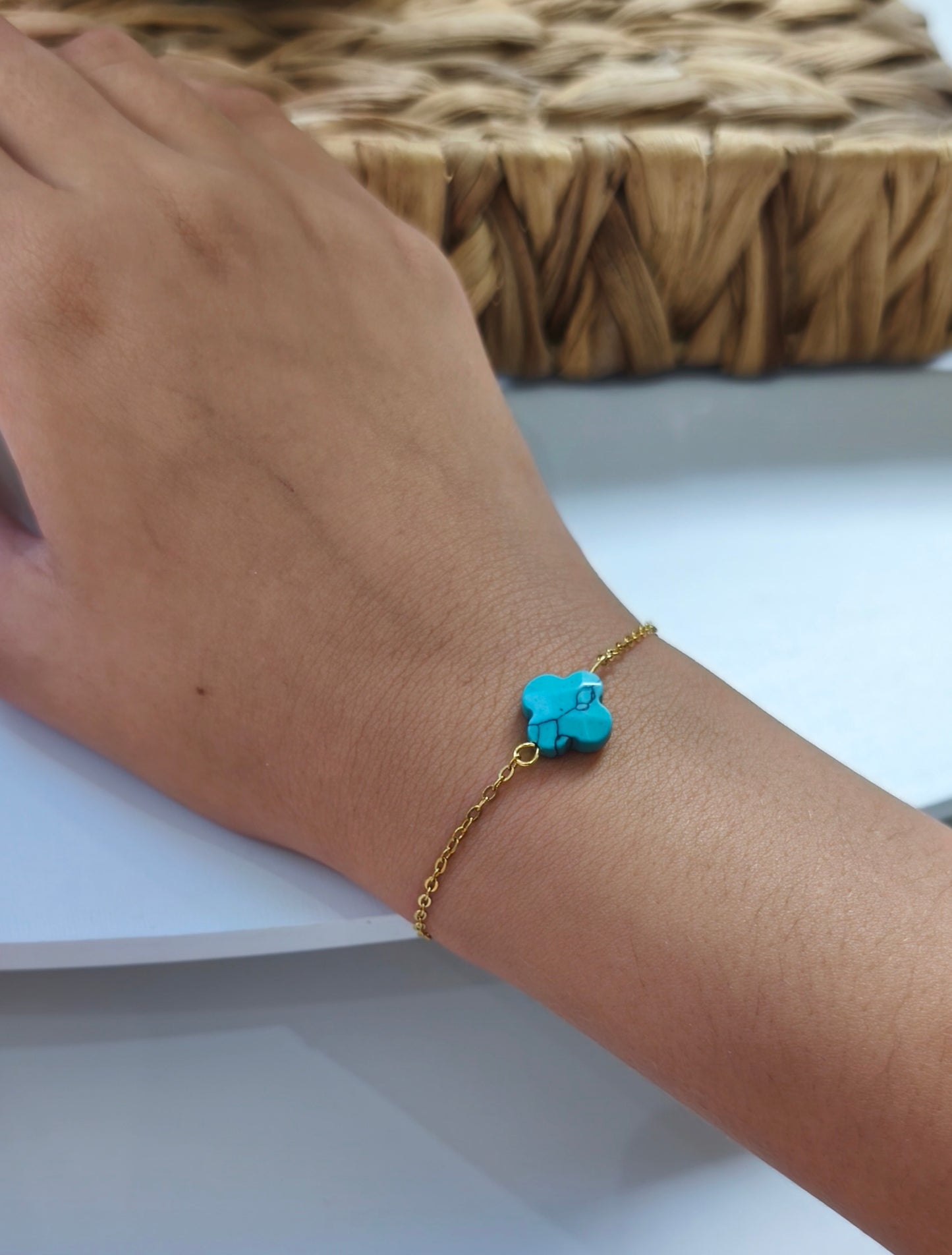 Pulsera Trébol de la Suerte en Acero con Baño de Oro 18k y Piedra de Resina